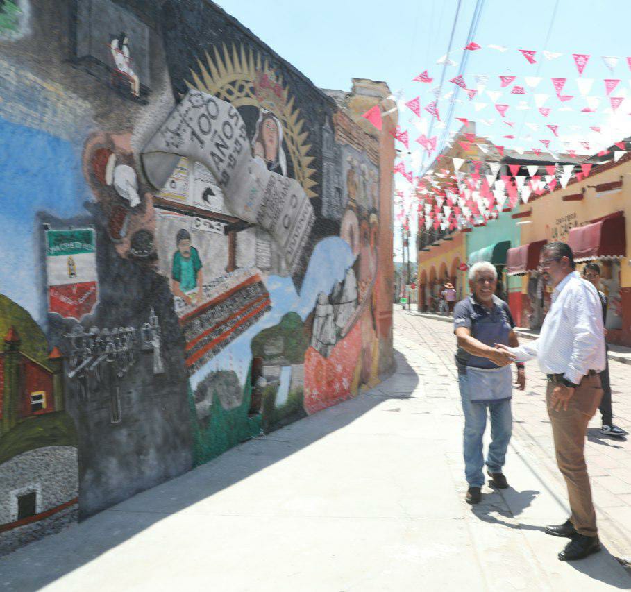 Elaboran trabajadores del Municipio Mural del Centenario de Colón
