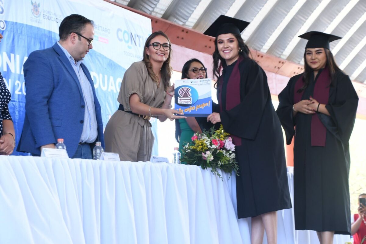 Acude Lupita Pérez Montes a la Graduación de Estudiantes del COBAQ 11