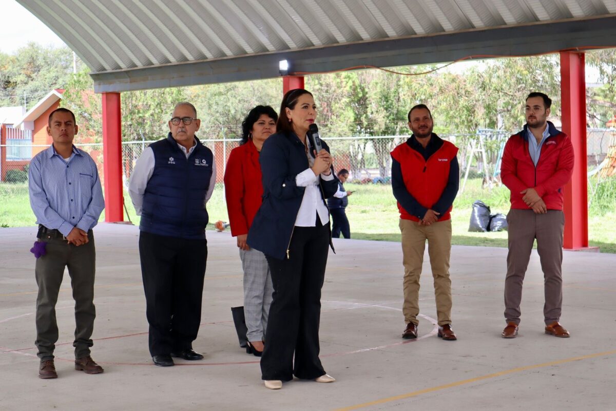 Encabeza titular de SEDEQ rehabilitación en escuela primaria