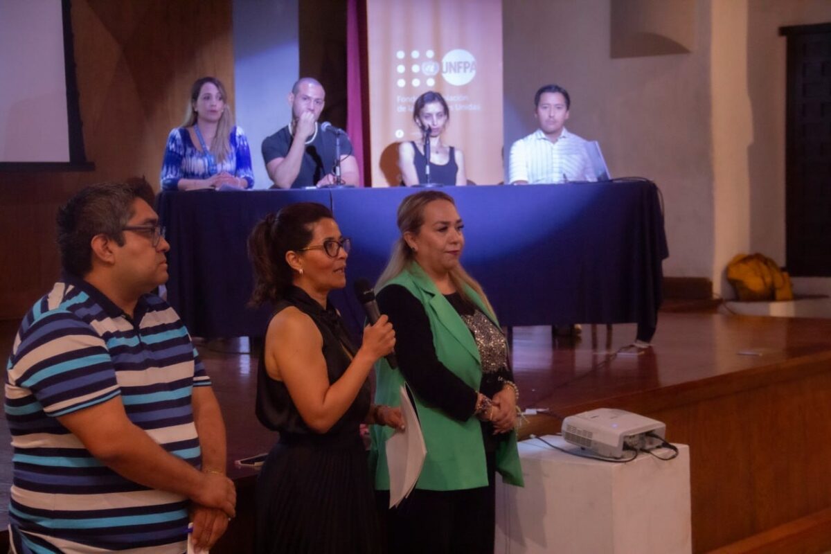 Imparten taller sobre moda a artesanas de Querétaro