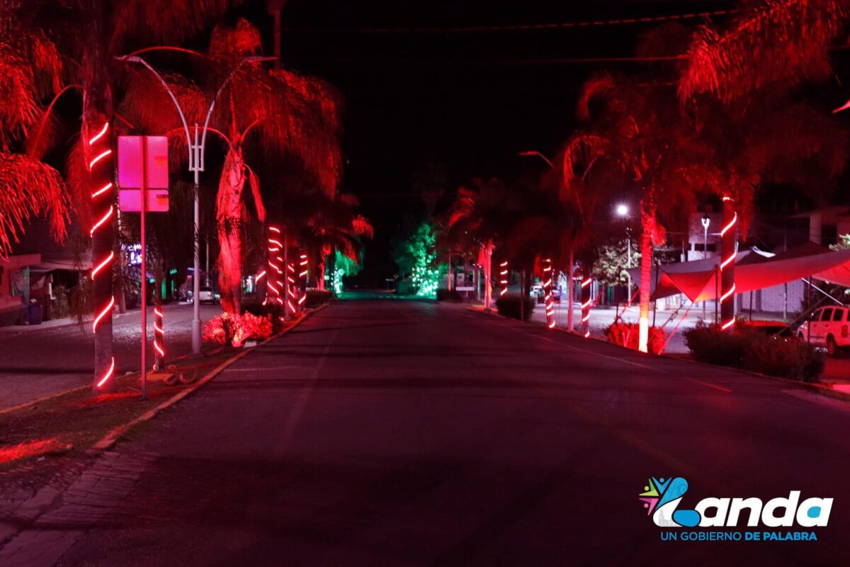 Se iluminan las calles de Landa de Matamoros con decoración del mes patrio