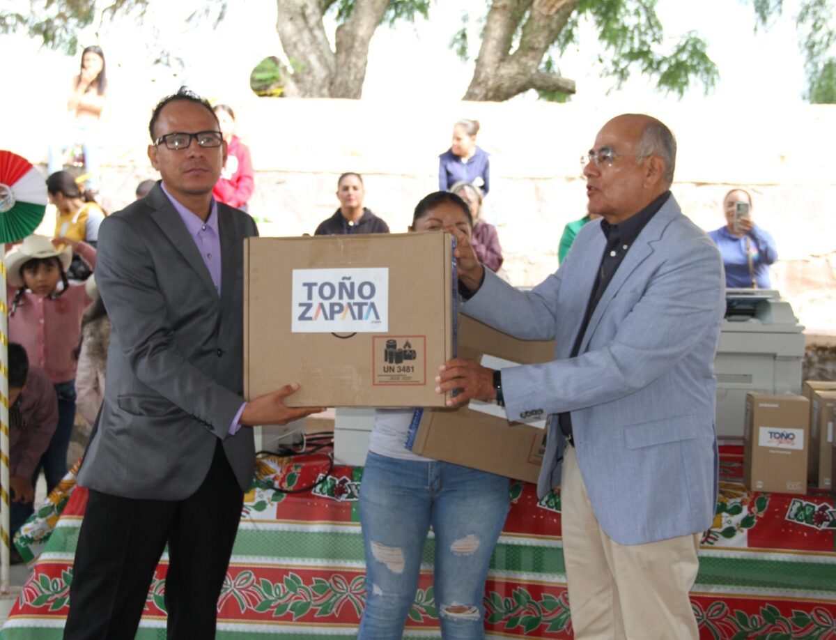 Diputado Luis Antonio Zapata Guerrero, entrega proyectores y laptops en la escuela primaria “Justo Sierra”