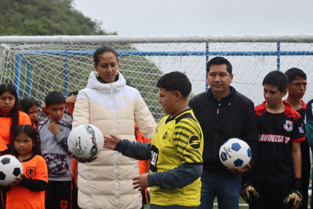 Entrega titular del INDEREQ cancha de futbol en Landa de Matamoros