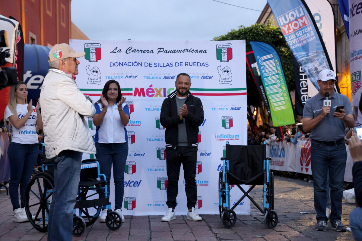 Recibe SEDIF apoyos de Telmex-Telcel en la Carrera Panamericana