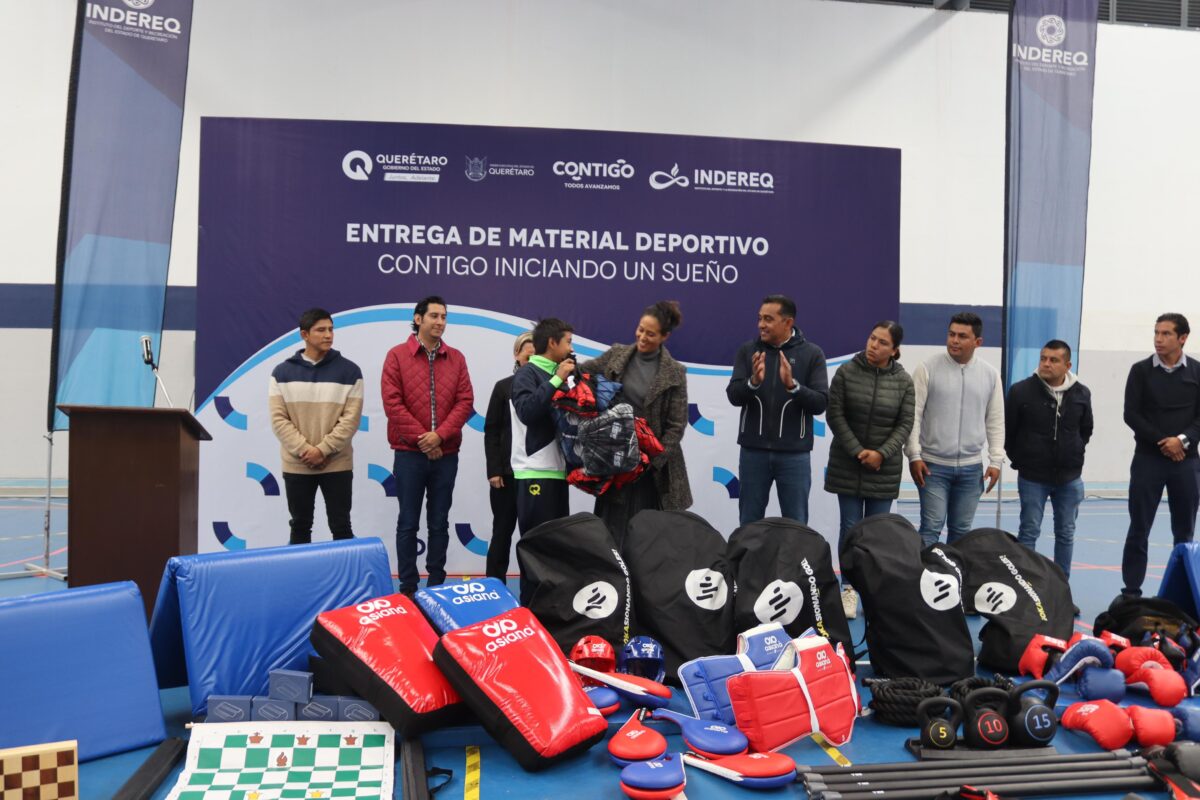 Entregan material deportivo a más de mil 600 atletas del Estado de Querétaro