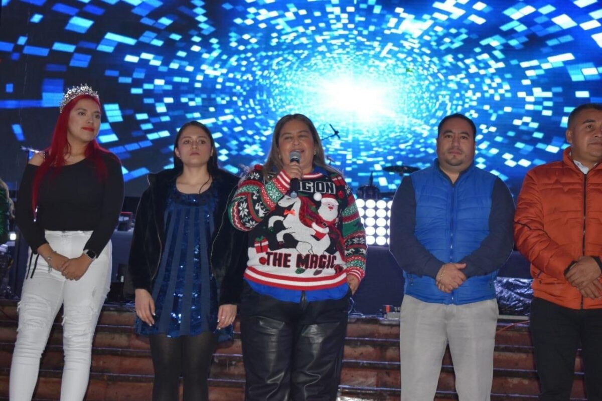 Marina Ponce inaugura decoración navideña en Landa de Matamoros  