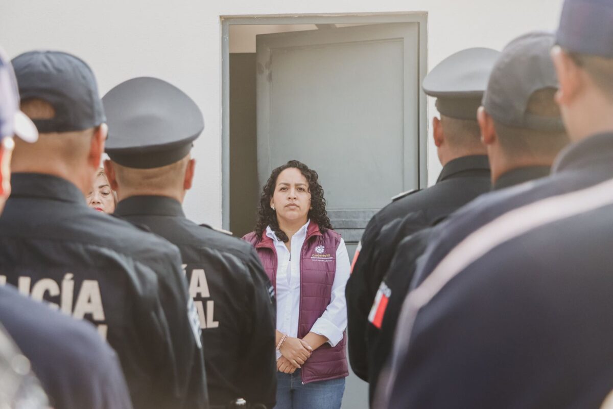 Entrega Presidenta Municipal de Cadereyta de Montes reconocimiento a policías