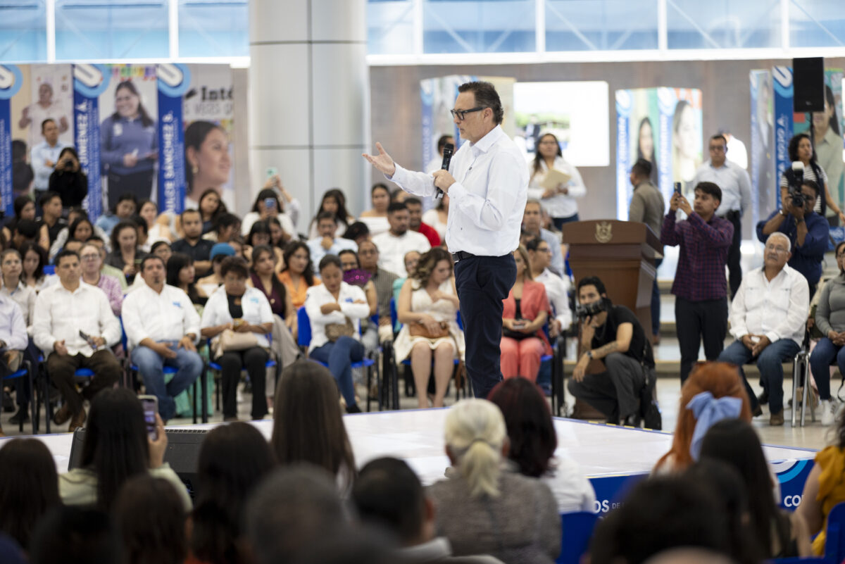 Rinde Mauricio Kuri homenaje al magisterio queretano con exposición fotográfica