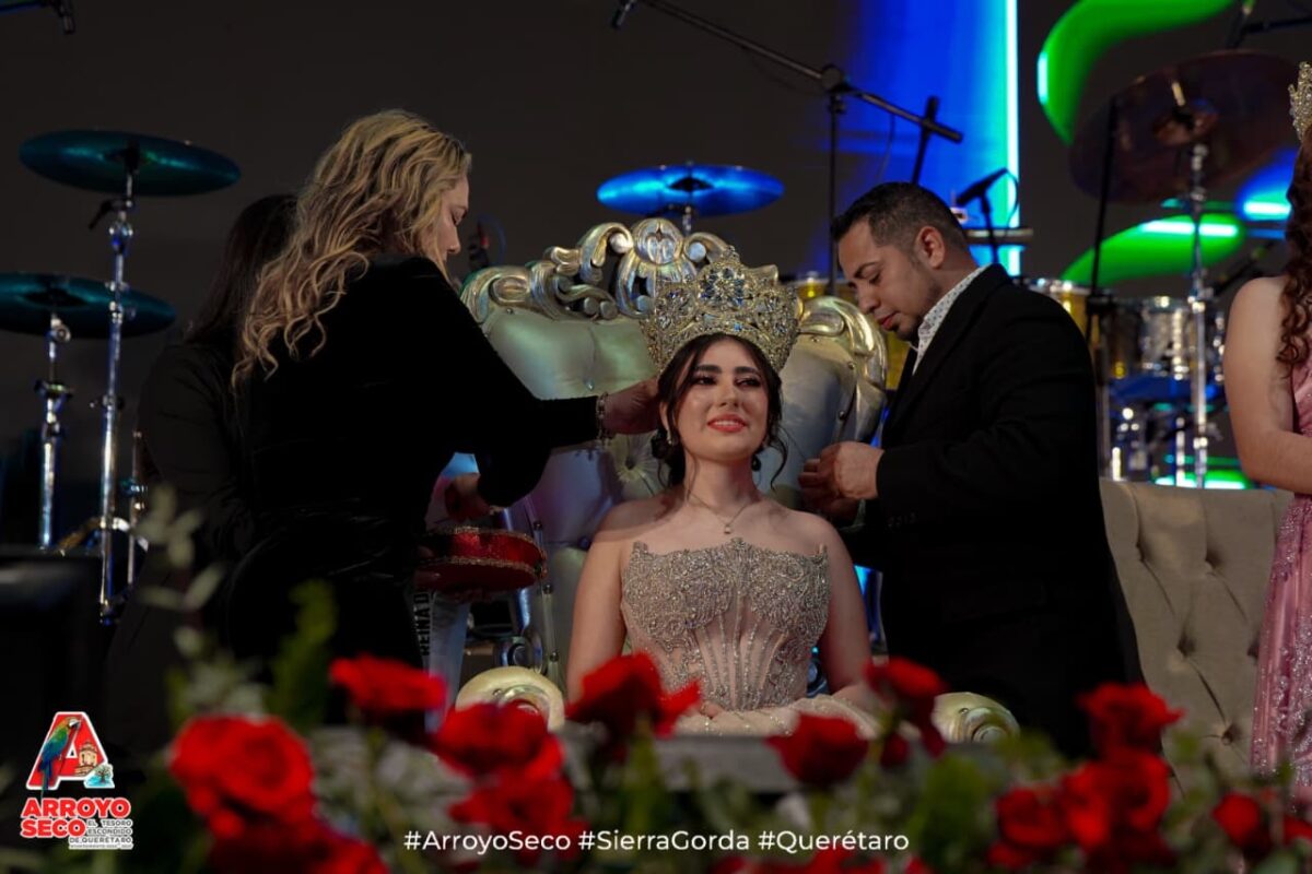 Alcalde Fernando Sánchez Gil corona a Amanda como reina de la ExpoFeria Arroyo Seco 2025