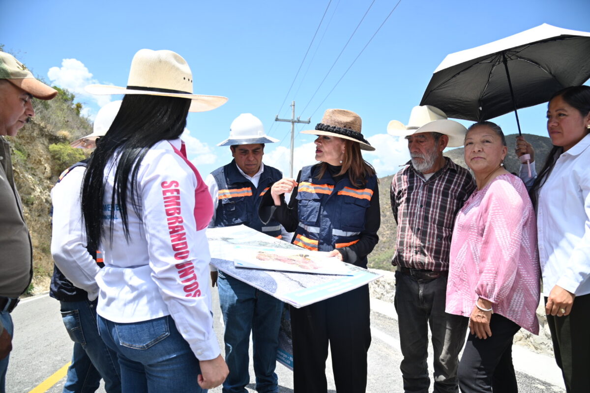 Supervisa titular de la CEI reconstrucción de caminos en Peñamiller