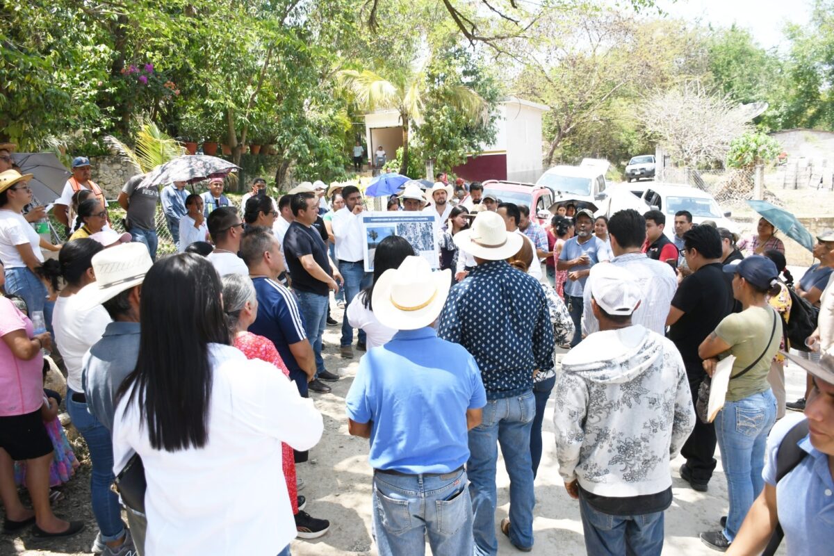 Anuncia Rubén Hernández y Luis Nava obra de rehabilitación de camino en la delegación de Saldiveña