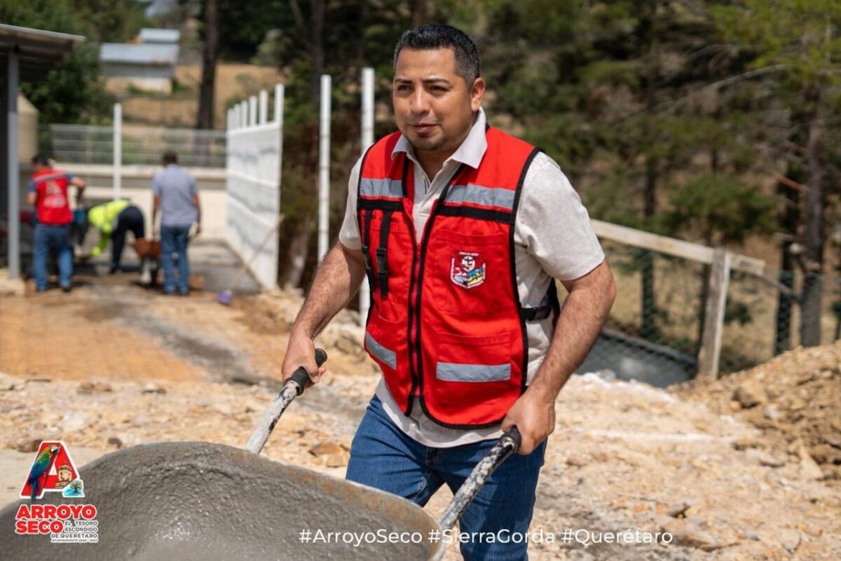 Fernando Sánchez Gil construye piso en escuela de El Tepozán