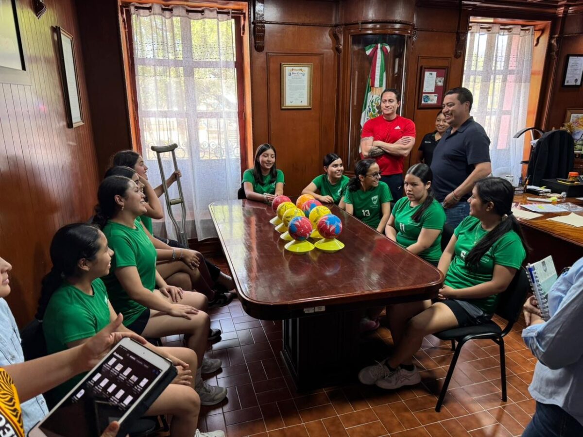 Brinda Rubén Hernández apoyo a equipo de handball “Guerreras de Jalpan” para su participación estatal