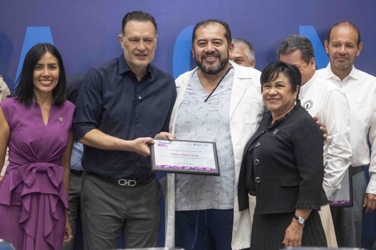 Galardonan a colaboradores en el Día del Trabajo
