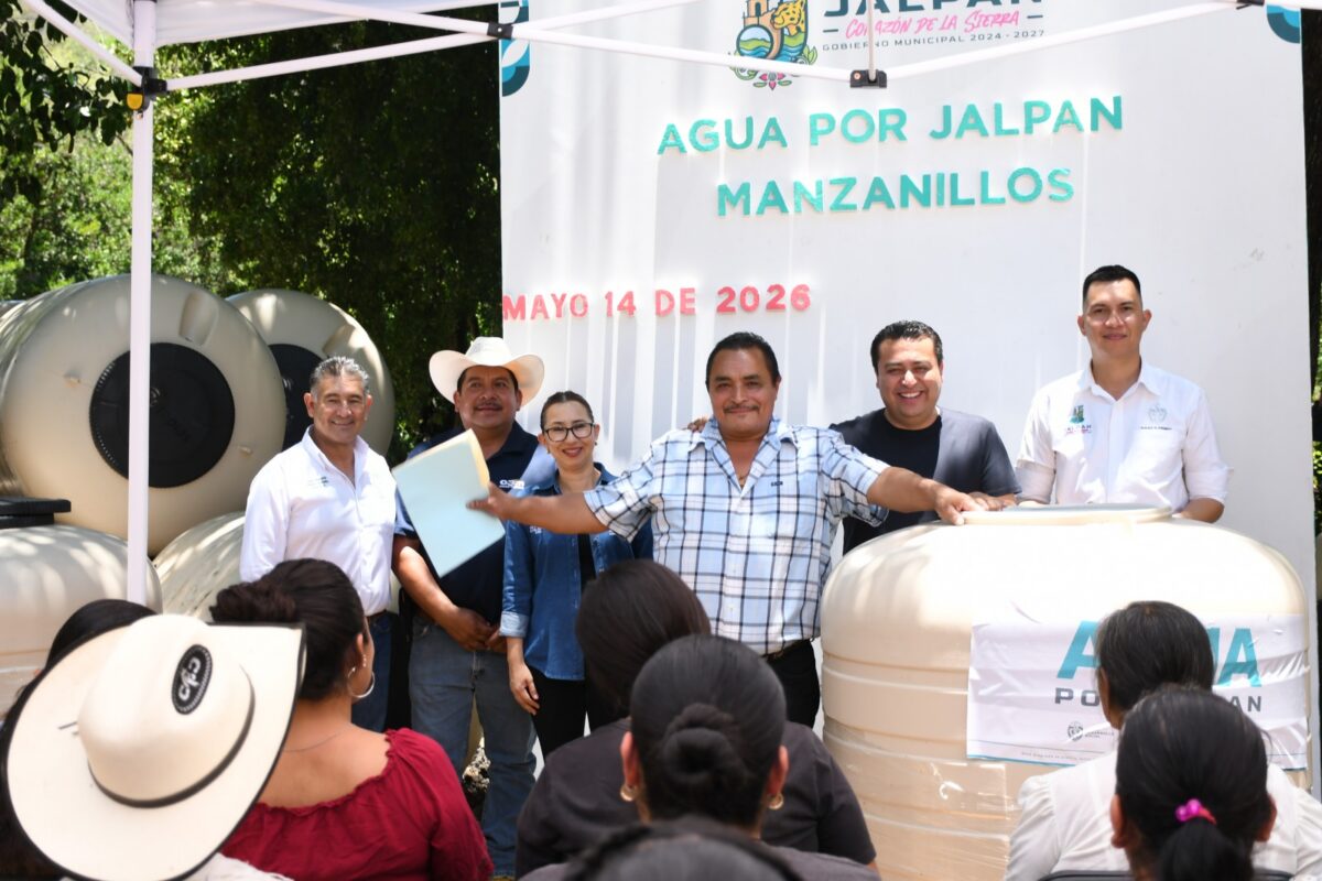 Gobierno Municipal entrega 48 tinacos en Manzanillos a través del programa “Agua por Jalpan”
