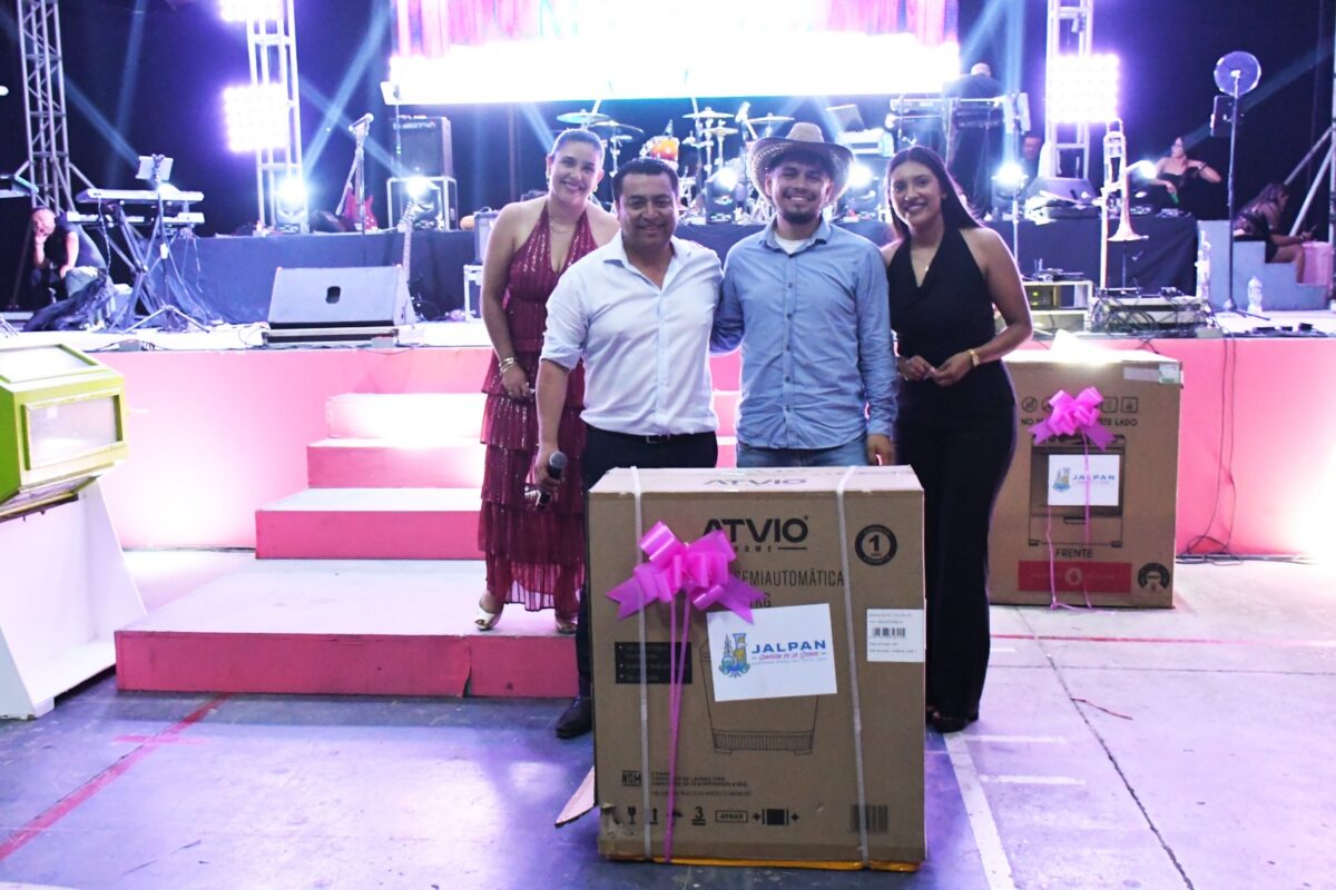 Reconocen a maestras y maestros de Jalpan con emotivo festejo