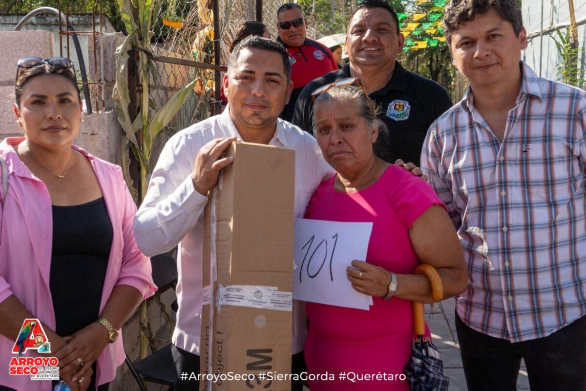 Edil fortalece al comercio local con entrega de toldos a tianguistas