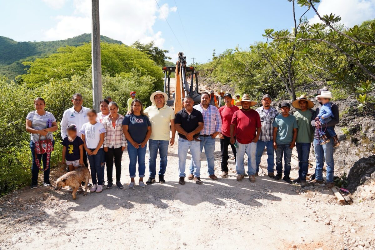 Rubén Hernández pone en marcha obra de pavimentación en Mesa del Sauz