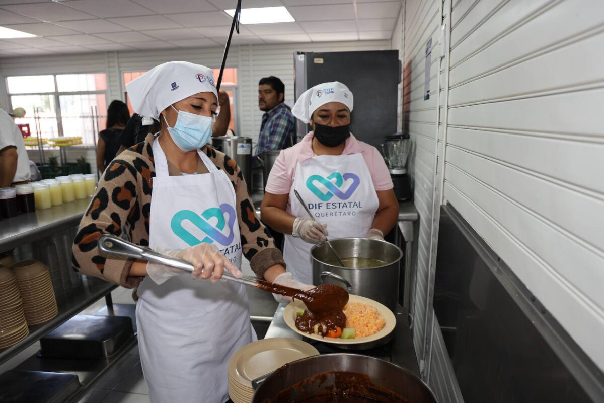Entrega SEDIF rehabilitación del Aula Cocina en San Miguelito