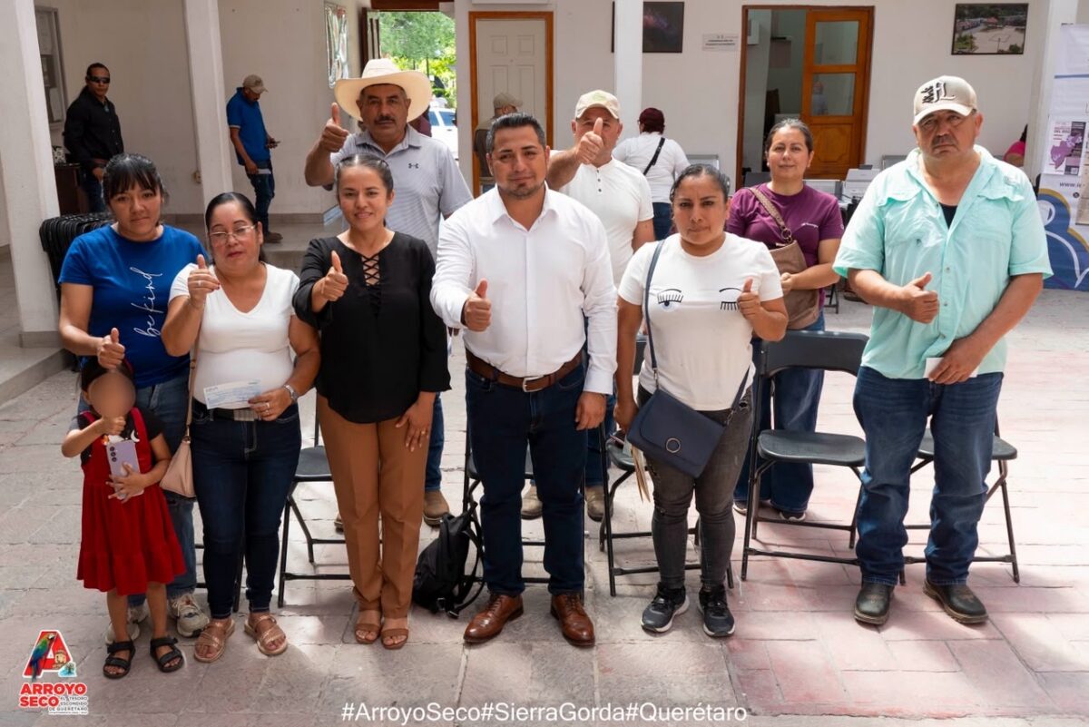 Nueva entrega de apoyos económicos, Fernando Sánchez Gil acompaña a familias de Arroyo Seco