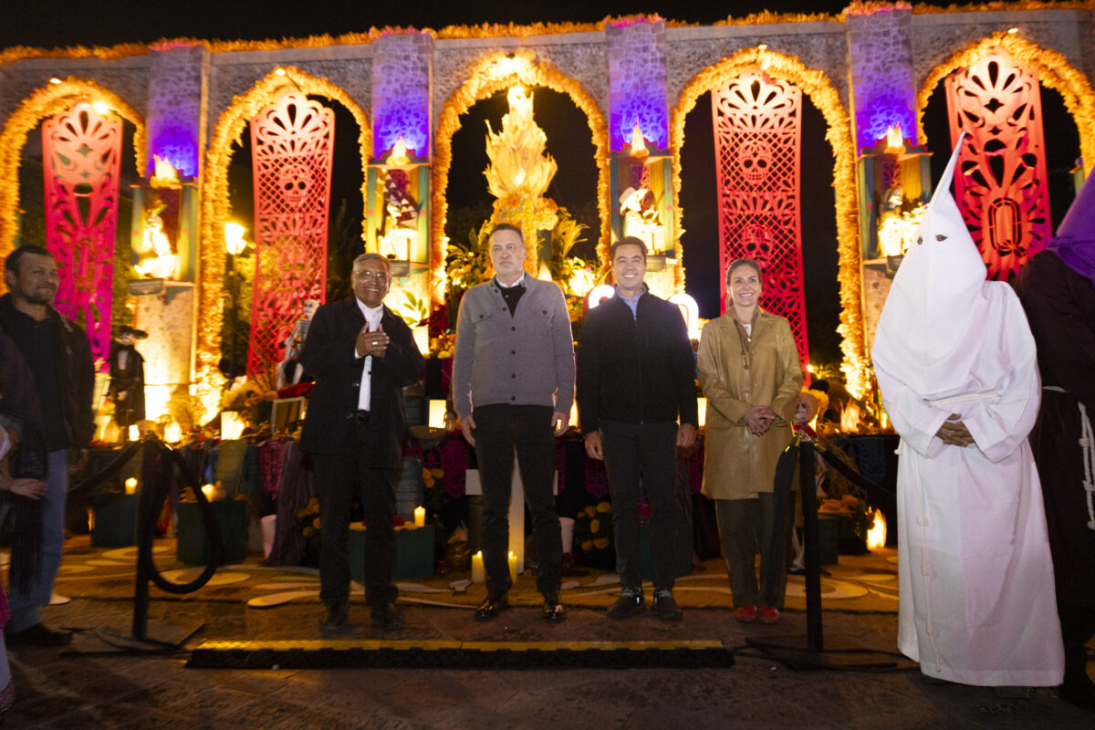 Inauguran autoridades Altar Monumental Guardianes del Patrimonio en Plaza de Armas