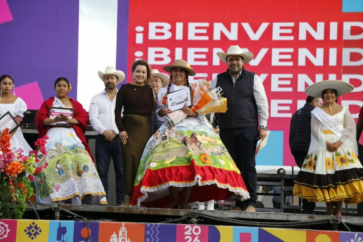 Coronan María Fernanda González Ferruzca como la Flor Más Bella del Campo en la Feria de Colón 2026